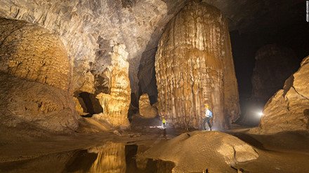 Đường vào Sơn Đoòng phải đi qua hang Én – một trong những hang động có cửa hang lớn nhất thế giới. Cửa ra của hang Én cao 120m và rộng 140m.